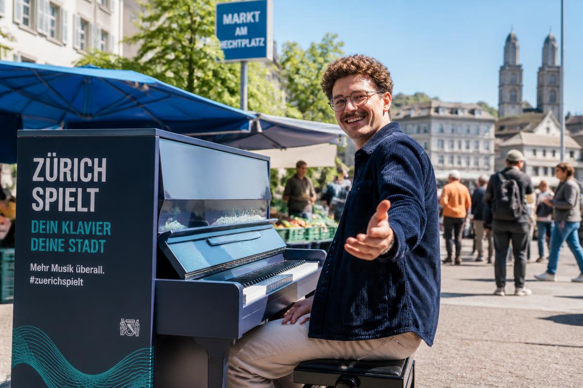 Einladend: Person am öffentlichen Zuri-Spielt-Klavier